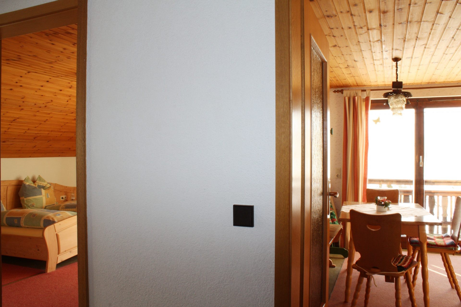 Blick aus dem Flur links ins Schlafzimmer und rechts zum Essplatz an der Balkontür.