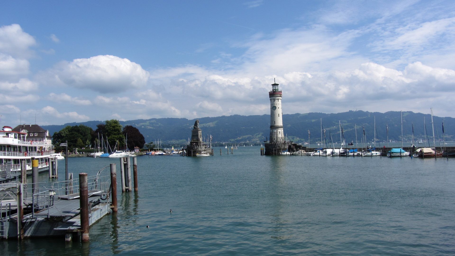 Die Hafeneinfahrt von Lindau mit Leuchtturm und Löwenstatue am Bodensee.
